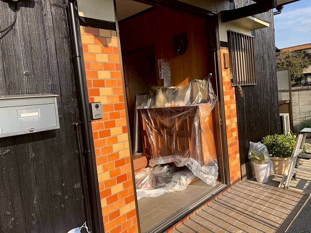 加古川市　玄関内側の養生作業中